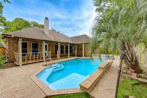 11915 Pondwood Dr — Lakewood West