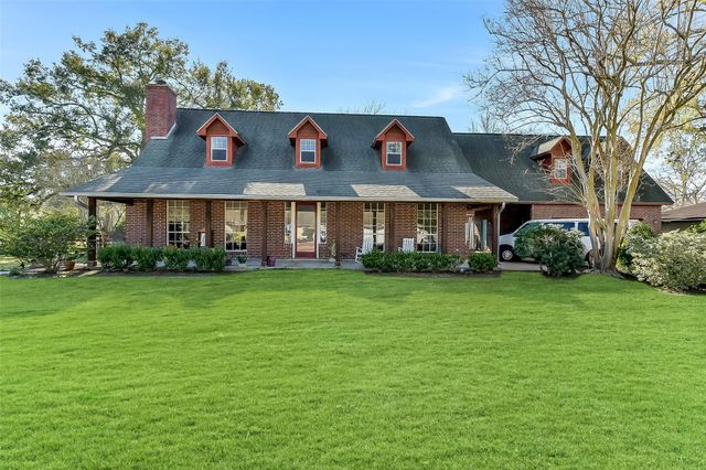 222 Quaker Dr — Collins