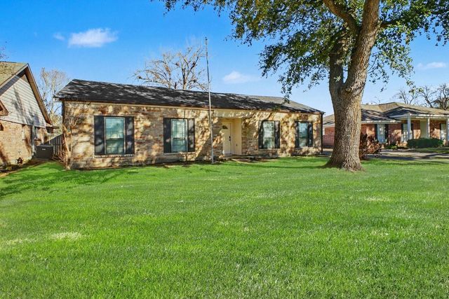 13830 Oakwood Ln — Imperial Woods