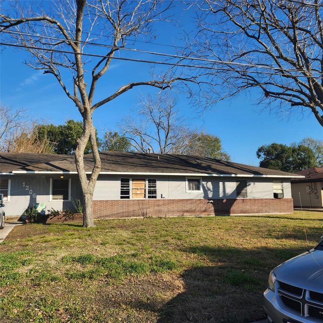 1206 N Commerce St — Woodlawn