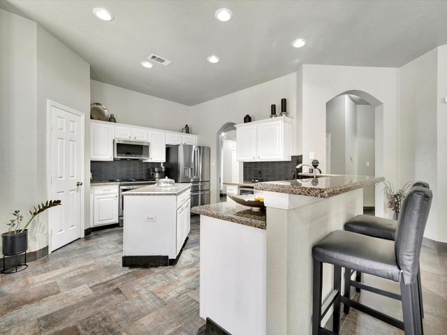 1718 Buckingham Dr — Burkeshire