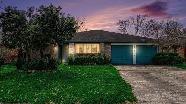 2170 Pilgrims Point Dr — Heritage Park Sec 06