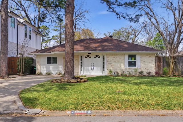 2210 Wakefield Dr — Oak Forest Add Sec 13