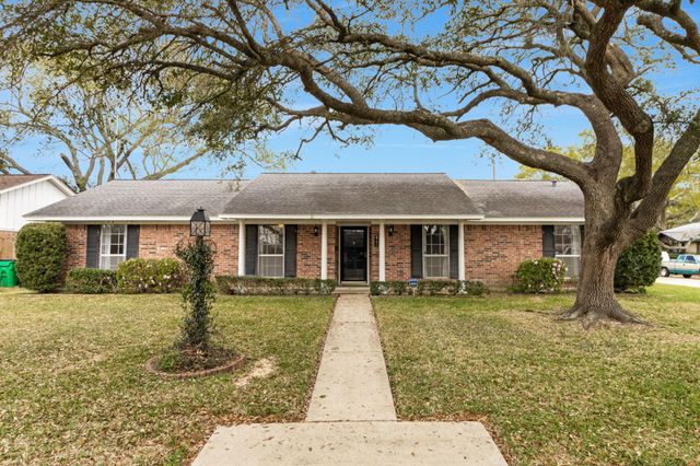2206 Cedar Creek Dr — Bowie
