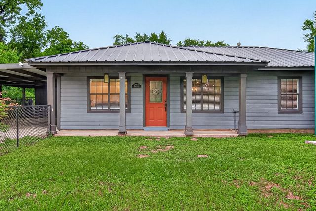 2012 White Oak Dr — Oaklawn