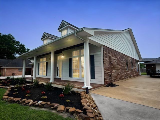 509 Pecan Loop Dr — River Oaks