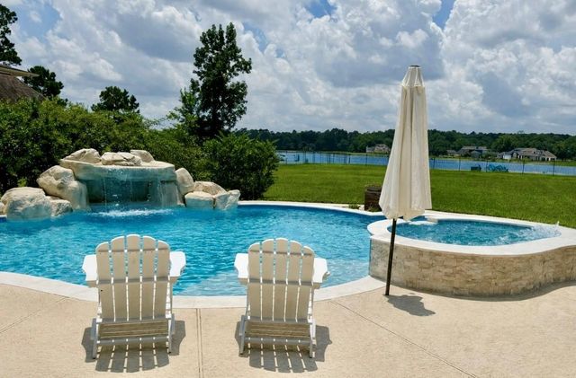 31810 Edgewater Dr — Lake Windcrest 01