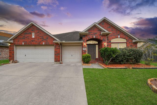 1103 Lake Shore Dr — Sunset Lakes Sec 3