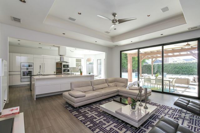 1902 Hollow Wind Dr — Kelliwood