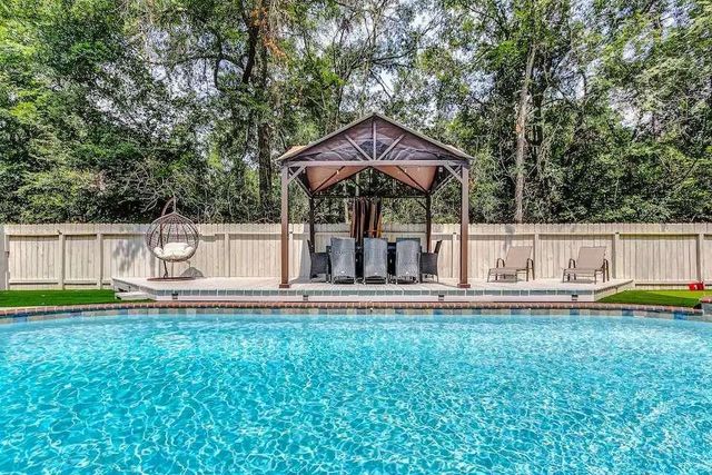 14 Dovetail Pl — Wdlnds Village Cochrans Cr 18