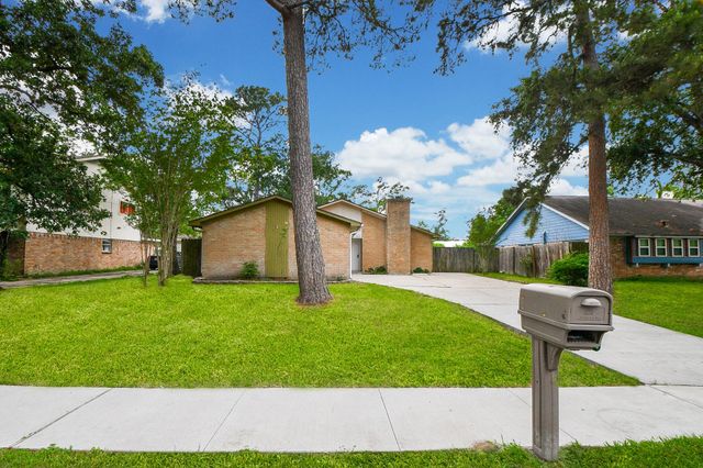 17058 Gleneagle Dr S — Gleneagles 01