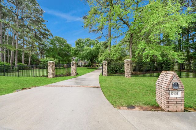 10435 Crestwater Cir — Lake Windcrest
