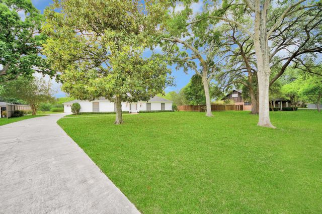 904 Victoria Dr — Pecan Acres Sub