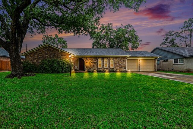 9942 Bayou Woods Dr — Pinehurst Sub