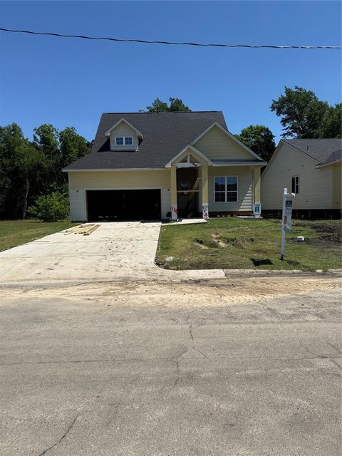 112 Harvey Blvd — Brownwood/Wooster