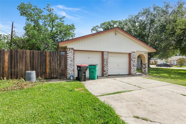 1304 Greenwood Dr — Plumwood Sec 05