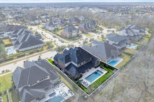 9503 Plaza Point Dr — Sienna