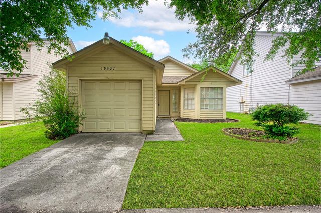 19527 Shady Bank Dr — Three Lakes East Sec 01