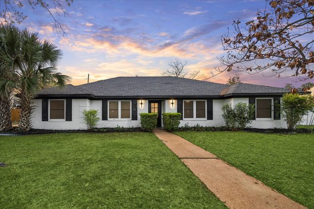 210 Weeping Oak Ln — Enchanted Oaks Sec 01