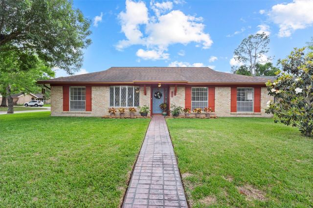 908 Morningside Ct — Village Green