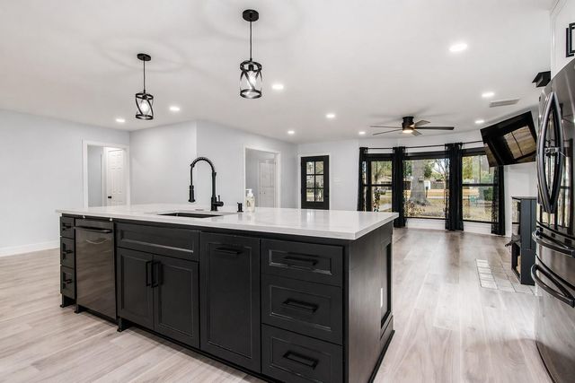 712 Clarence St — Tomball