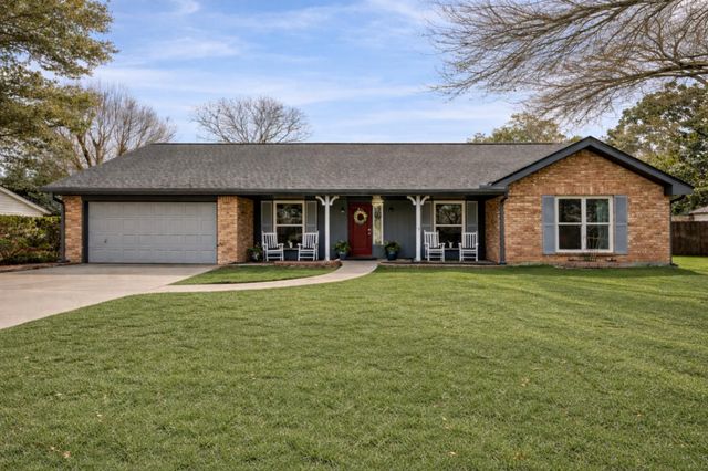 403 Colonial Dr — Heritage Estates 2