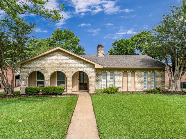 21210 Park Tree Ln — Memorial Parkway