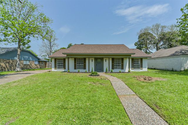 306 Red Bud Ln — Lakewood