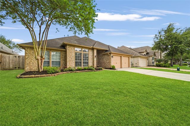 1575 Garden Lakes Dr — Friendswood Lakes Garden Homes