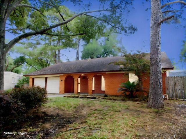 913 Marys Ct — Village Green