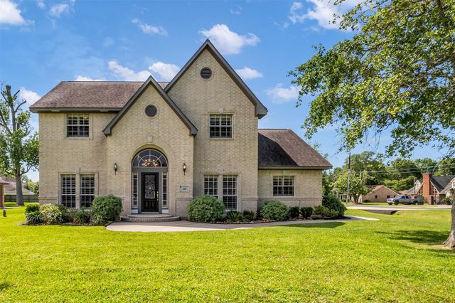 210 River Oaks Dr — River Oaks
