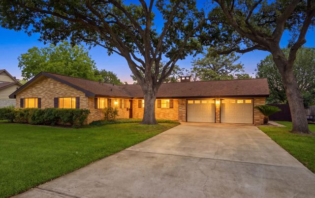 302 Village Dr — Lake Village R/P