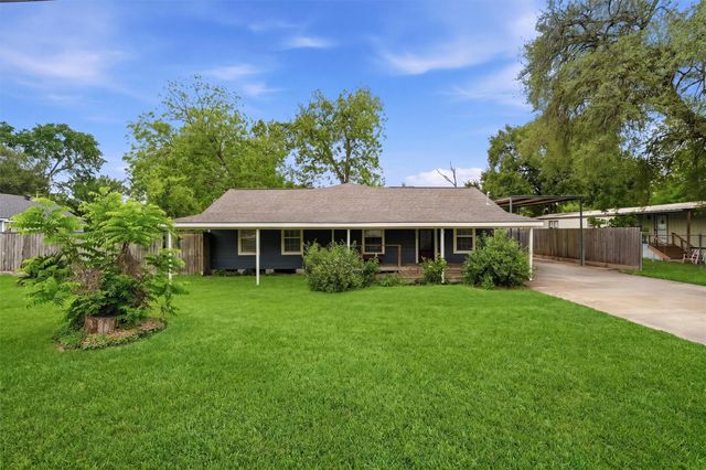2922 Pansy St — Golden Acres Annex