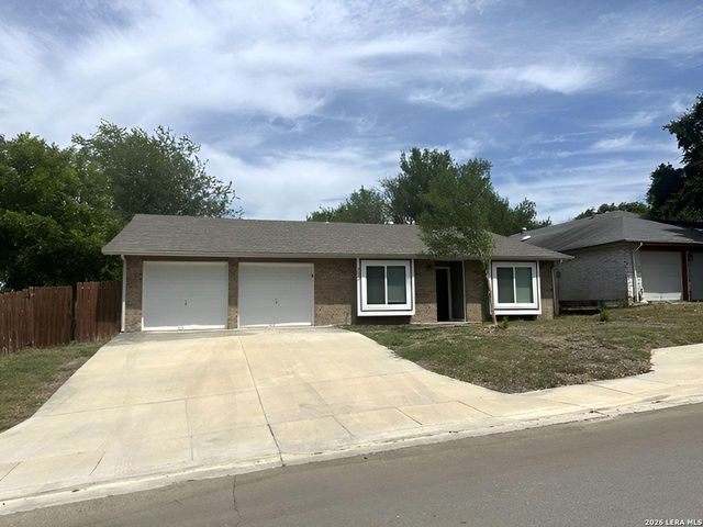 5022 CRESTWOOD DR — Northcliffe