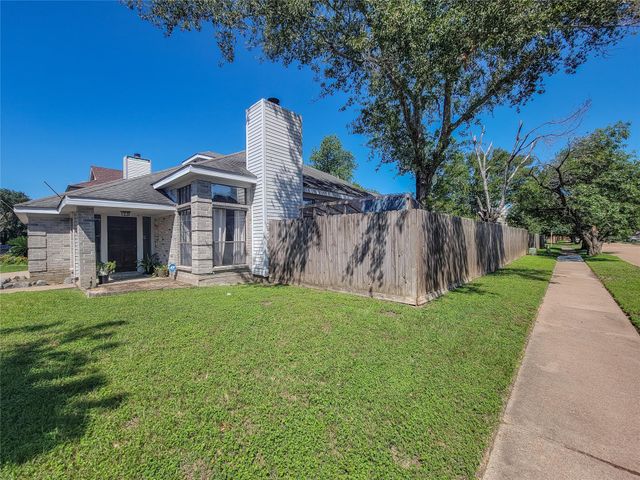7402 Cavesson Dr — Paddock
