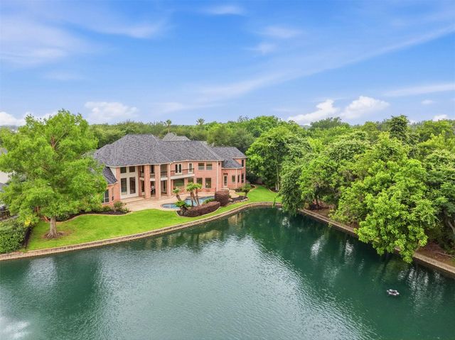 5002 Regency Dr — Waters Of Avalon