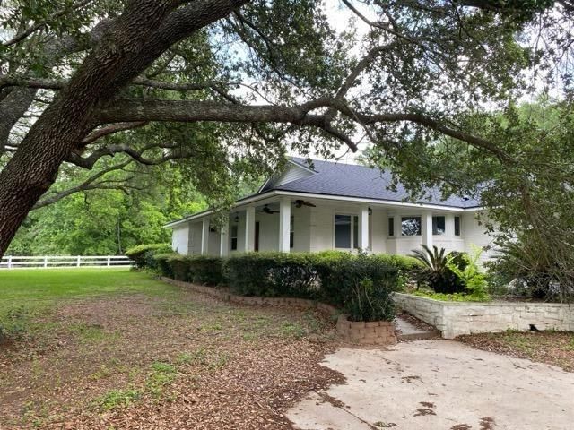 9550 Lake Conroe Dr — Tres