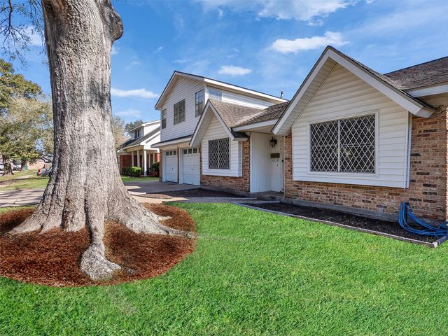 2305 Peach Ln — Park View Manor