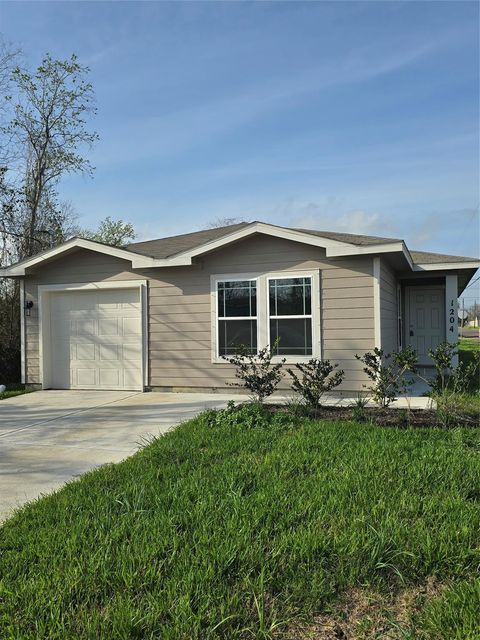 1204 Daniel St — Oakwood