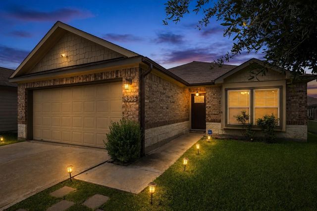 19306 Golden Wave Dr — Plantation Lakes Sec 23