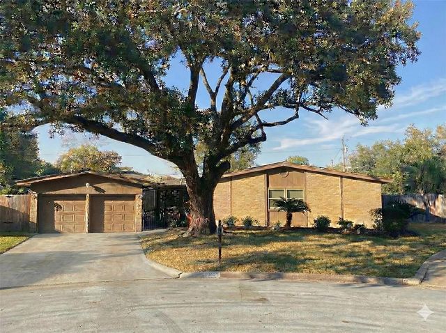 915 Merriman Ct — Village Green