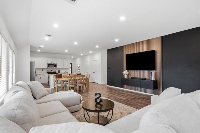 1386 Antigua Dr — Ladera Creek