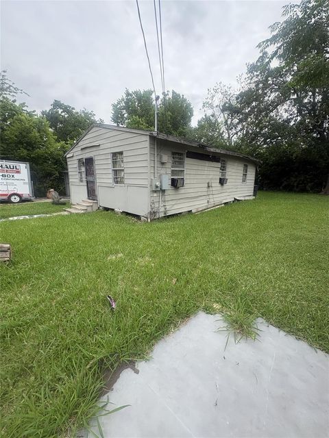 2404 Russell St — Home