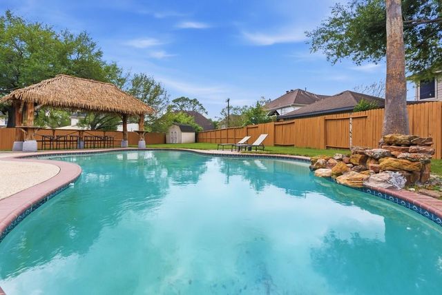 3820 Lake View Dr — Sunset Lakes Sec 2