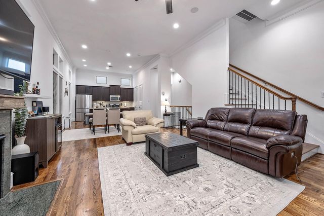 3205 Maxroy St — Maxroy Mews