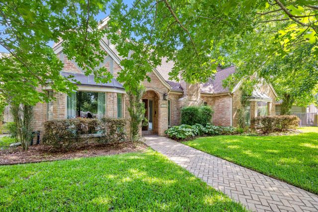 15742 Walkwood Dr — Fleetwood
