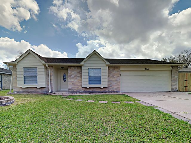 216 Maple Leaf Dr — Countryside