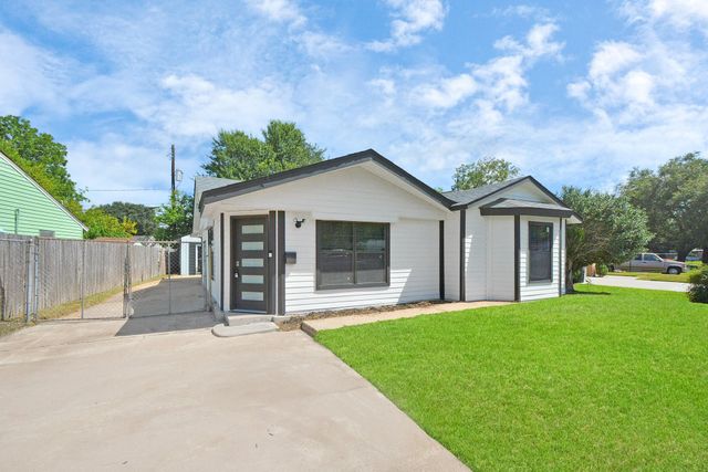 4841 Clover St — Chocolate Bayou Estates