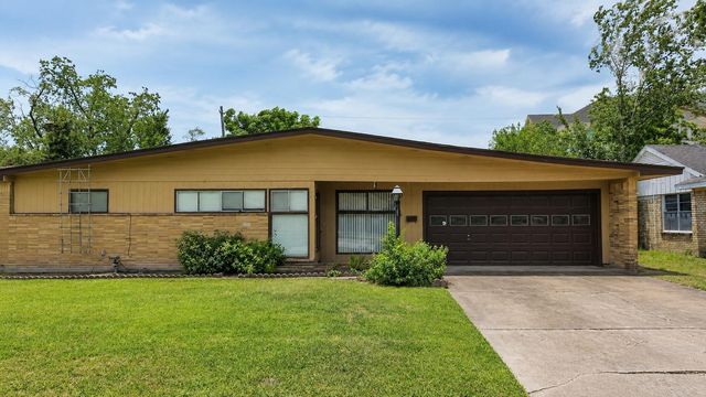 2119 Counter Point Dr — Long Point Oaks