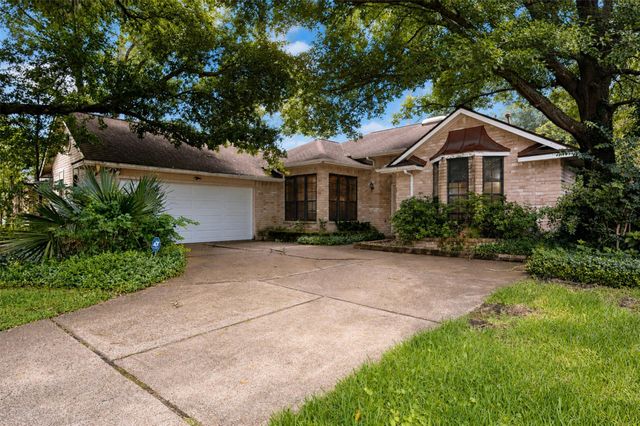 2611 Brookdale Dr — Hunters Ridge Village